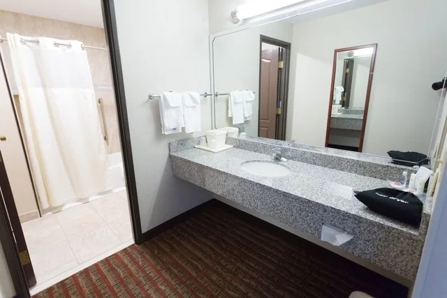 غرفة قياسية بسرير كوين وسرير مزدوج، Quality Inn near Rocky Mountain National Park 5/6