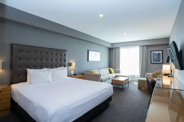 غرفة قياسية بسرير كينج مع أريكة، Sandman Hotel Hamilton 1/4