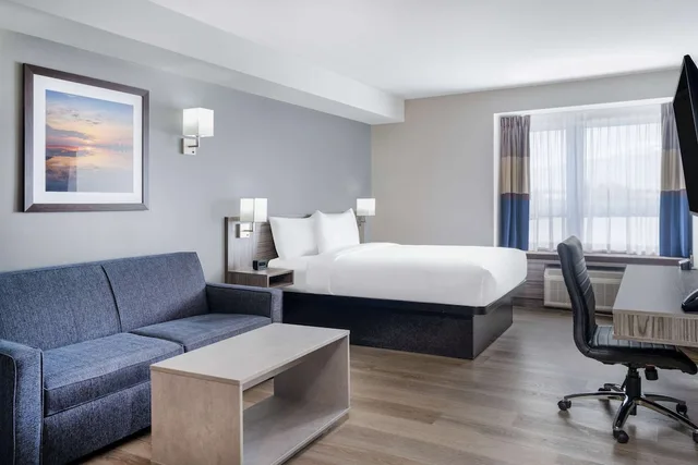 غرفة بزنس بسرير كوين، Microtel Inn & Suites by Wyndham Kanata Ottawa West 1/2