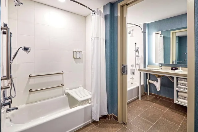 جناح عائلي بسرير كينج وسرير بطابقين مع سرير سحّاب إضافي مع أريكة لذوي الإعاقة، Anaheim Suites Hotel 4/6
