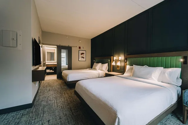 جناح بسريرين كوين بشرفة بغرفتين مع أريكة، Embassy Suites by Hilton Gatlinburg Resort 3/10