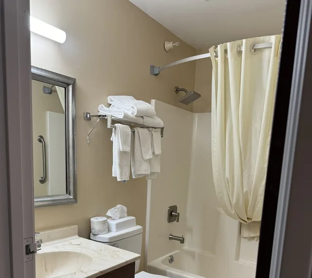 غرفة بسرير كوين لذوي الإعاقة، Super 8 by Wyndham Mason City 5/5