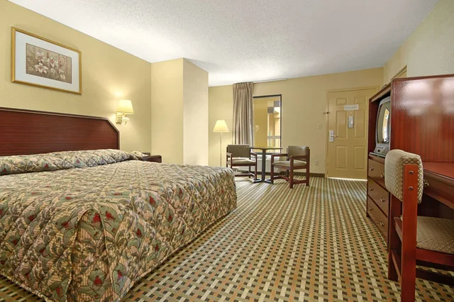 غرفة بسرير كينج بجاكوزي، Super 8 By Wyndham Mobile/Tillmans Corner 2/7