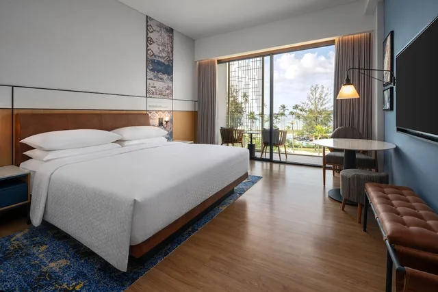 غرفة ديلوكس بسرير كينج بإطلالة على المسبح بشرفة، Four Points by Sheraton Bintan, Lagoi Bay 1/5