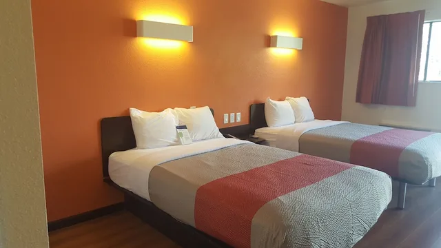 غرفة قياسية بسريرين مزدوجين، Motel6 Columbus, OH - OSU 2/10