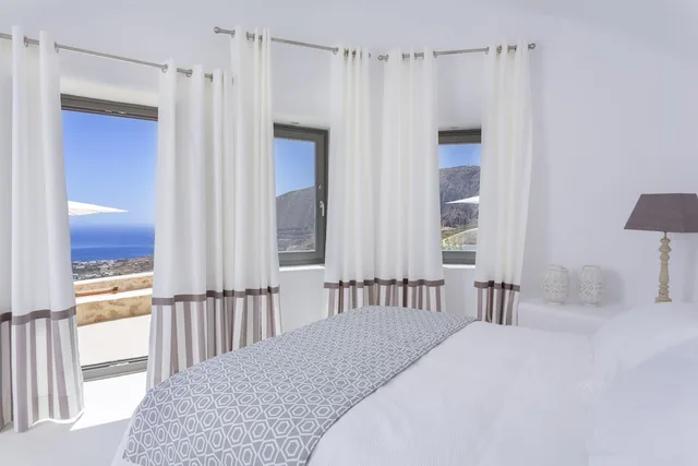 فيلا ديلوكس بسريرين منفصلين وسريرين كوين بإطلالة على البحر بـ5 غرف نوم بمسبح خاص، Kamini Santorini Luxury Villas 2/4