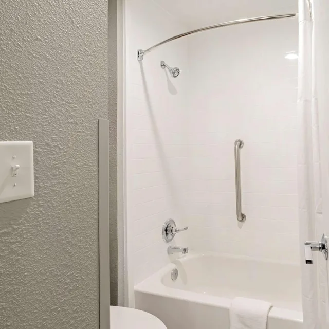 جناح بسرير كينج بغرفة نوم واحدة مع أريكة بمطبخ، Best Western Plus Cleveland Inn & Suites 5/7
