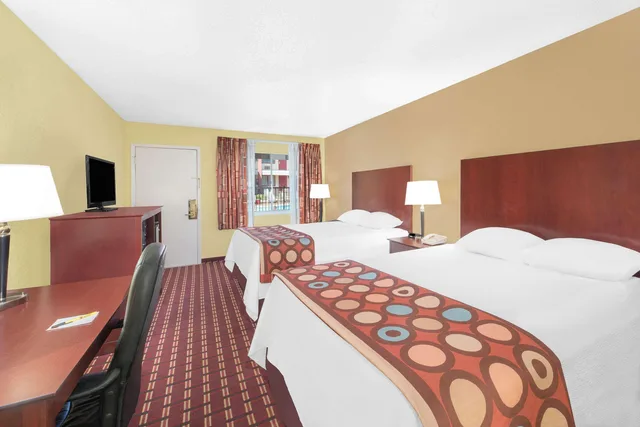 غرفة رباعية بسريرين كوين لذوي الإعاقة، Super 8 By Wyndham Kerrville Tx 3/3