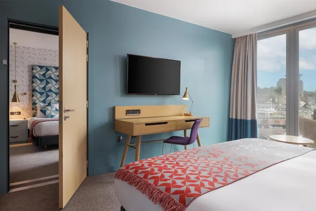 غرفة بسرير كينج وسرير فردي مع سرير إضافي، Hilton Bournemouth 6/10