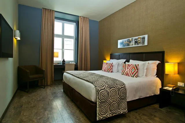 Standard, Double Bed, Street View, Internacional Design Hotel 5/9