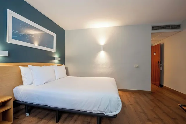 Room, Double Bed, Travelodge Alicante Puerto 2/10