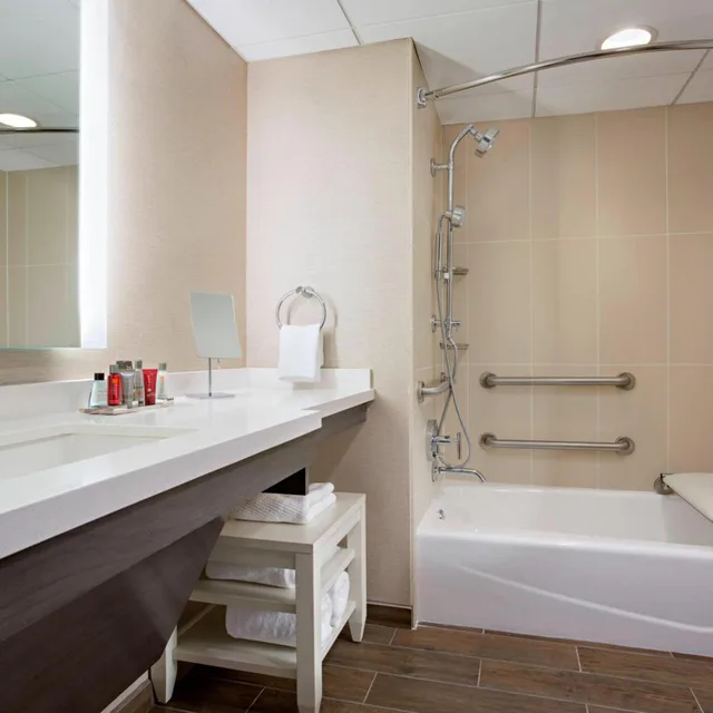 غرفة بسريرين مزدوجين بحوض استحمام لذوي الإعاقة، Houston Marriott Medical Center/Museum District 4/5