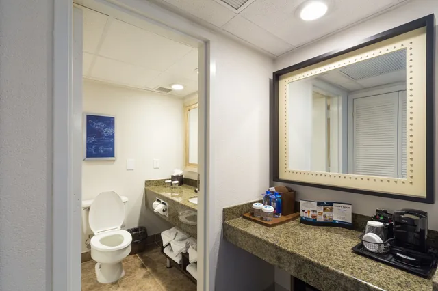 غرفة قياسية بسريرين كوين، South Shore Harbour Resort & Conference Center 5/7
