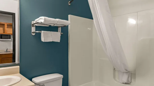 غرفة قياسية بسريرين مزدوجين، WoodSpring Suites Evansville East 5/7
