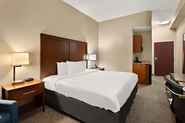غرفة ديلوكس بسرير كينج، Comfort Inn New Orleans Airport South 2/2