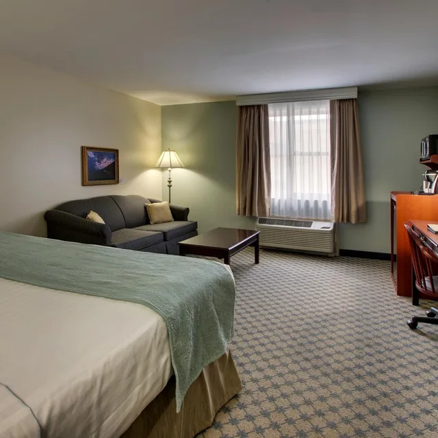 Deluxe, King Bed, The Inn At Wise 2/6