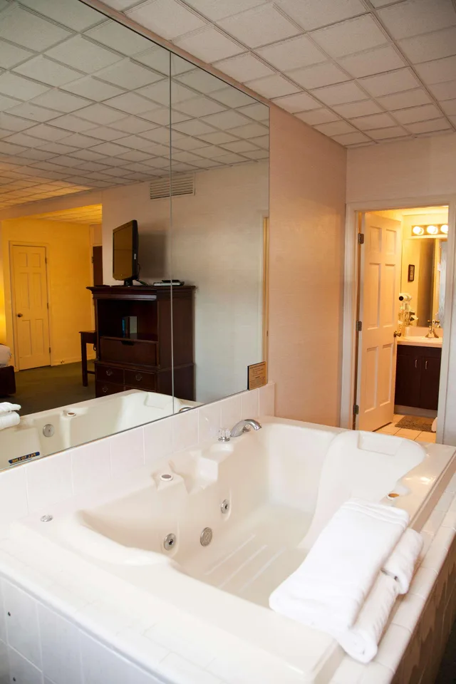 غرفة بسرير كينج بحوض جاكوزي، Genetti Hotel SureStay Collection By Best Western 5/7