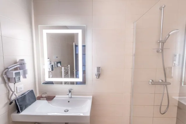 غرفة قياسية بسريرين منفصلين، Hotel Ker Lann Aeroport 6/7