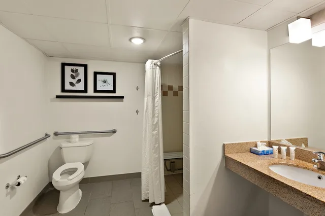 غرفة بسريرين كوين لذوي الإعاقة، Country Inn & Suites by Radisson, Jonesborough-Johnson City West, TN 4/4