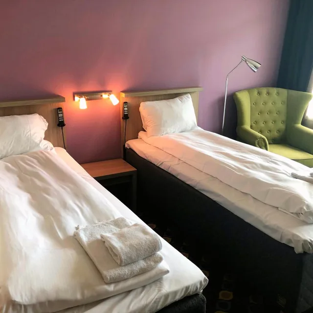 غرفة بسريرين منفصلين بإطلالة على البحيرة، First Hotel Raftewold 4/7