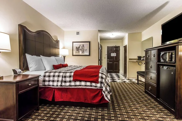 غرفة بسرير كينج للمدخنين، Evangeline Downs Hotel Ascend Hotel Collection 1/2