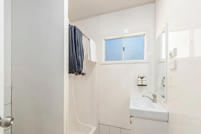 2 Bedrooms, Cabin, Double and Bunk Bed, Creek Front، Eden Beachfront Holiday Park 4/6