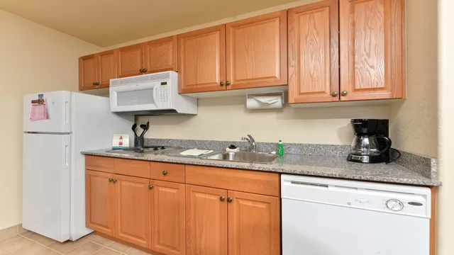 جناح بسرير كوين بغرفة نوم واحدة مع أريكة، Staybridge Suites Hotel Calgary Airport 4/6