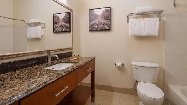 غرفة، Best Western Plus Wakeeney Inn & Suites 2/3