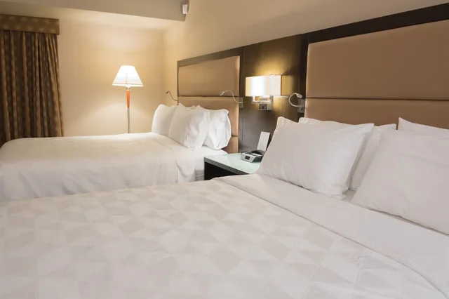 غرفة قياسية بسريرين كوين بشرفة، HOLIDAY INN HOTEL AND SUITES VANCOUVER DOWNTOWN 6/9