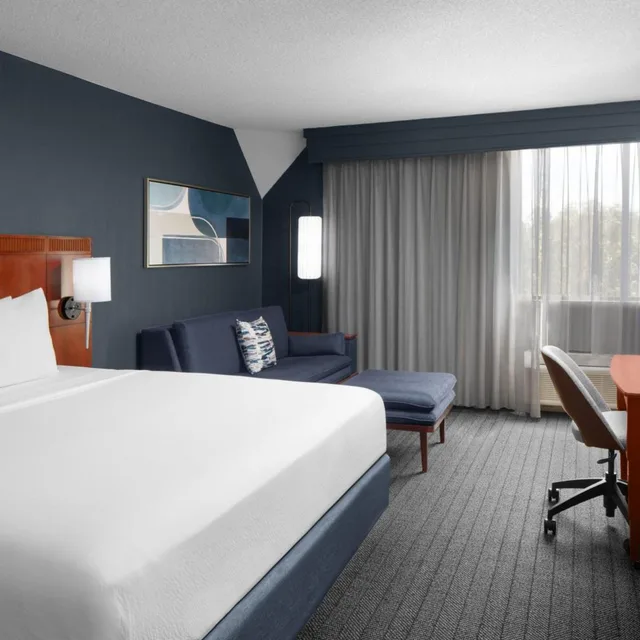 غرفة بسرير كينج بحوض استحمام لذوي الإعاقة، Courtyard by Marriott San Diego - Rancho Bernardo 1/6