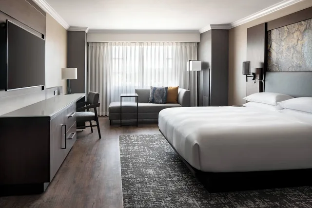 Room, King Bed, City View, Monterey Marriott 2/4