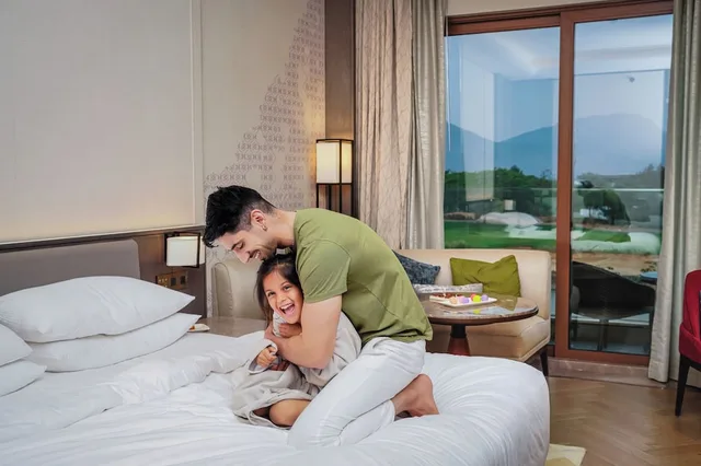 غرفة سيغنتشر بسرير كينج بشرفة للمدخنين، JW Marriott Bengaluru Prestige Golfshire Resort & Spa 4/6