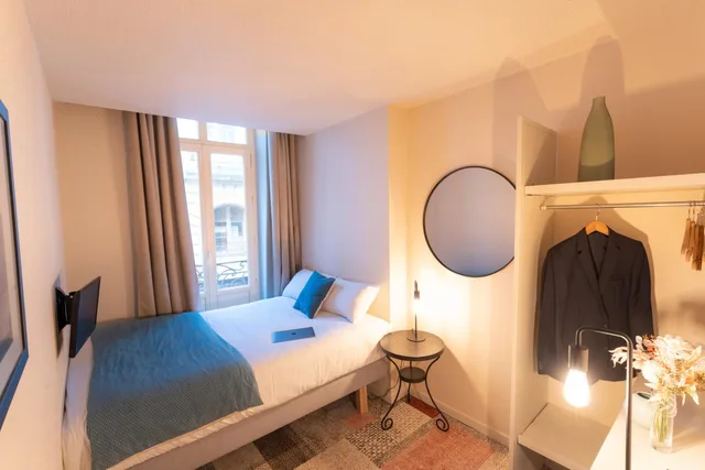 غرفة قياسية صغيرة بسرير كوين، HOTEL DU THEATRE 2/3