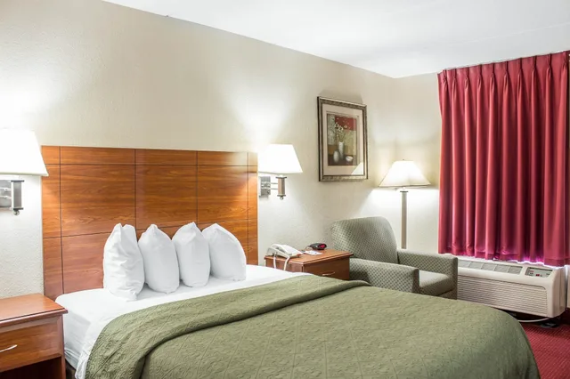 غرفة بسرير كينج لذوي الإعاقة، Quality Inn Selma NC 2/6