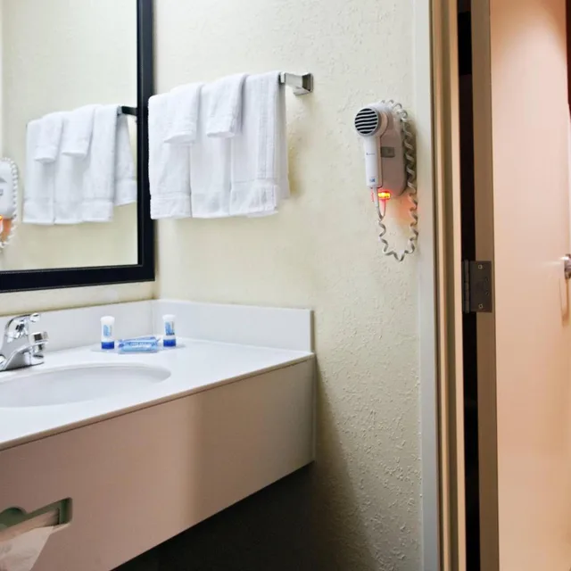 Room, King Bed, Bathtub, Accessible, Fairfield Inn Suites Charlotte Arrowood 4/5