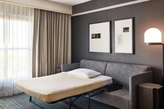 غرفة بريميوم بسرير كينج، Renaissance Phoenix Glendale Hotel And Spa 4/8