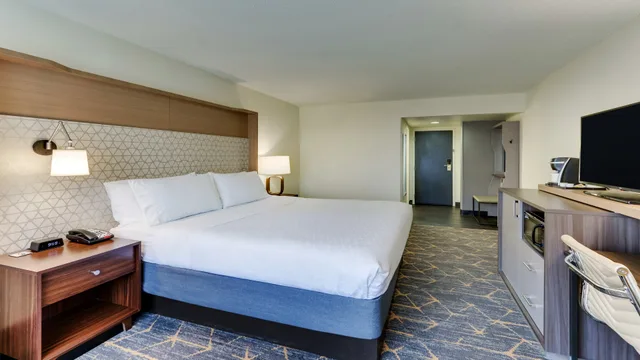غرفة بسرير كينج يُسمح فيها بالحيوانات الأليفة، Holiday Inn Staunton Conference Center 1/2