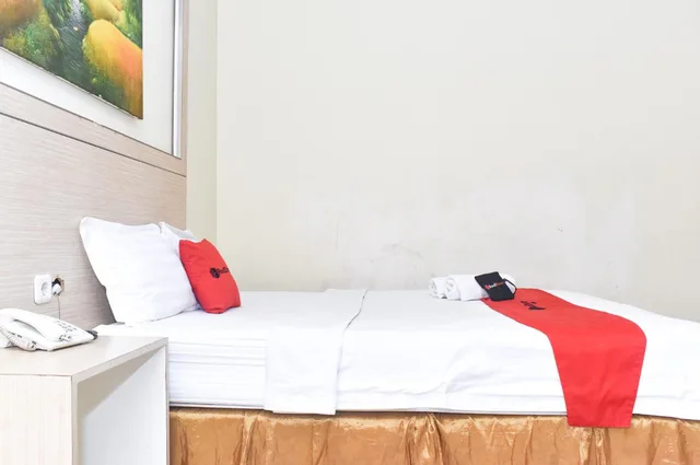 غرفة ديلوكس، RedDoorz Plus near Sultan Hasanuddin Airport 8/10