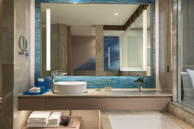 Guest Room, 2 Double Beds, Resort View, Balcony، Renaissance Pattaya Resort Spa 3/3