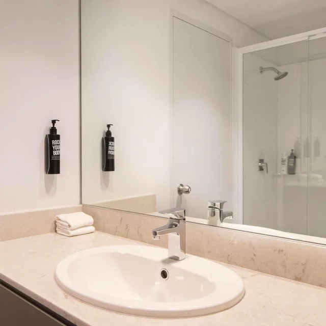غرفة ديلوكس بسرير كينج وسرير كوين بشرفة، ibis Styles Sydney Central 6/8