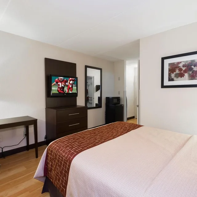 Room, Queen Bed, Accessible, Red Roof Inn Columbus Ohio State Fairgrounds 2/5