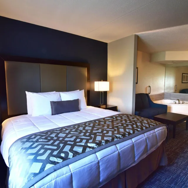 جناح بسرير كينج بجاكوزي، Best Western Plus Flint Airport Inn & Suites 1/5