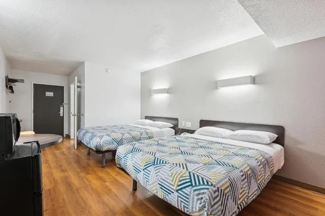 2 Full Beds - ADA/Tub/Micfridge, Motel6 Piscataway, NJ 10/10