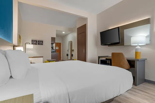 جناح سوبيريور بسرير كينج بحوض جاكوزي، Comfort Suites Hattiesburg near University 1/7
