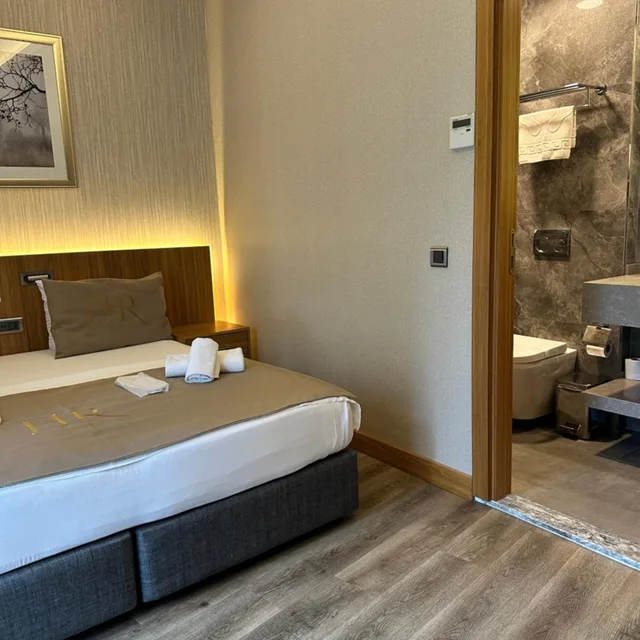 غرفة بسرير كوين بشرفة بإطلالة جزئية على البحر، Hotel Ravi Istanbul 2/7