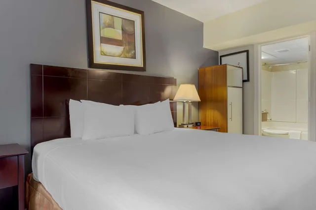 غرفة بسرير كينج، Best Western Plus Brooklyn Bay Hotel 5/7