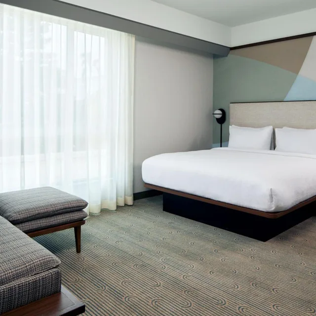 غرفة بسرير كينج بإطلالة على المسبح بشرفة، Courtyard by Marriott Santa Barbara Downtown 2/10