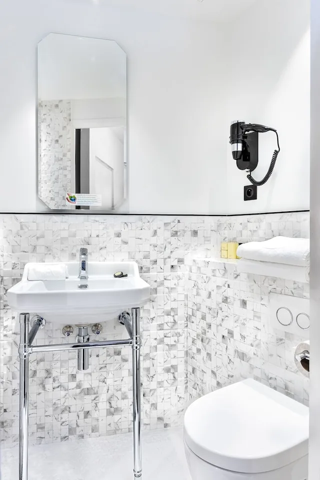 غرفة ثلاثية بسرير مزدوج وسرير فردي، Hotel Clarisse 3/7