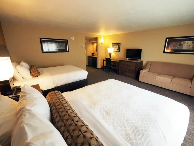 جناح بسريرين كوين بحوض جاكوزي، Evergreen Resort 1/2