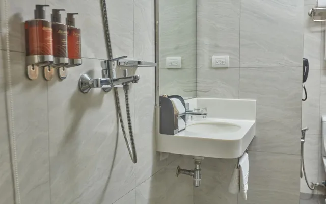 جناح بسرير كينج بغرفة نوم واحدة بمنطقة جلوس، Belmont Hotel Manila 6/7